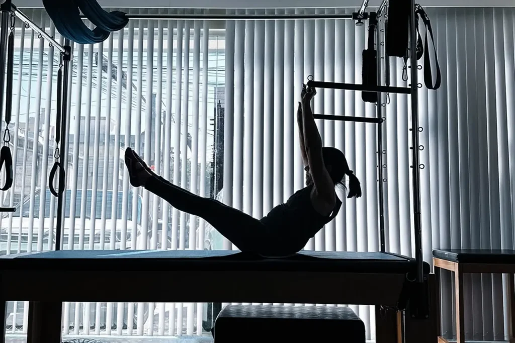 Pilates ou academia: qual é melhor para quem sente dor na coluna?