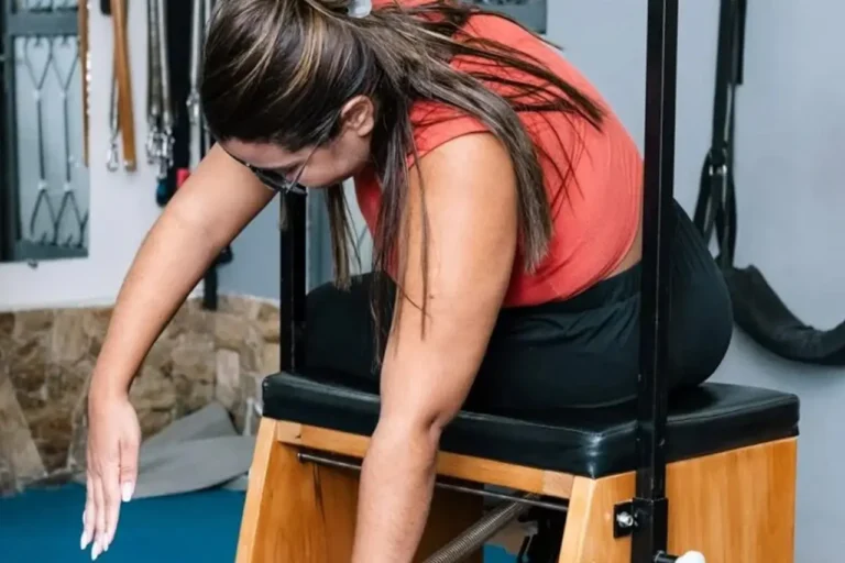 Pilates para quem trabalha sentado: como prevenir dores nas costas